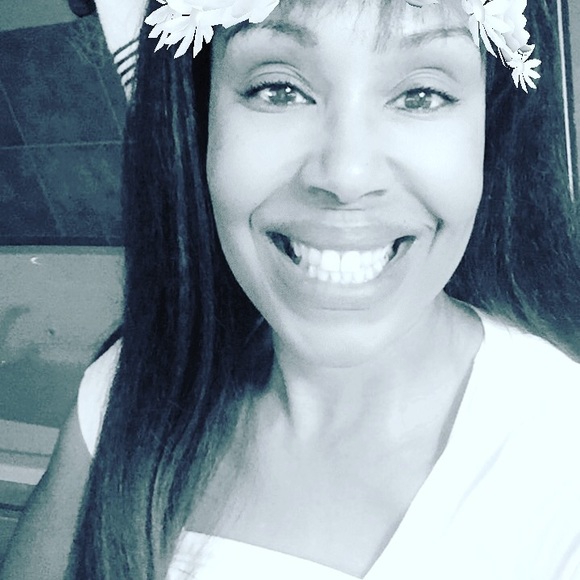 Meet your Posher, Cassandra - Picture 1 of 2